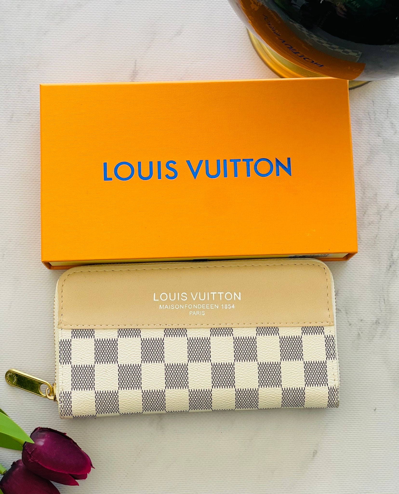محفظة لوي فيتون✨نقشة مربعات ابيض🤍مع سحاب داخلي.