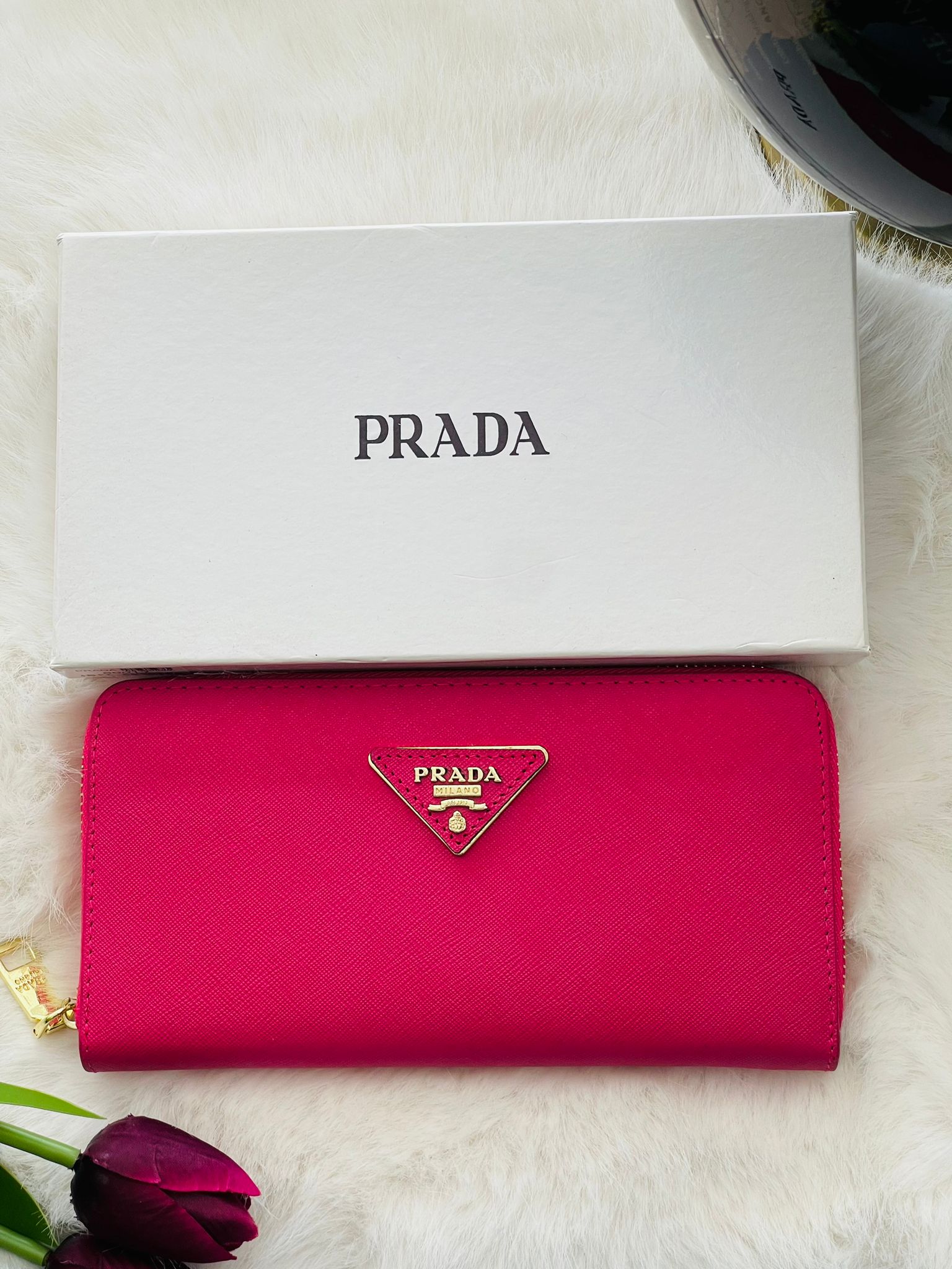 محفظة برادا🩷جلد خشن-مع سحاب داخلي