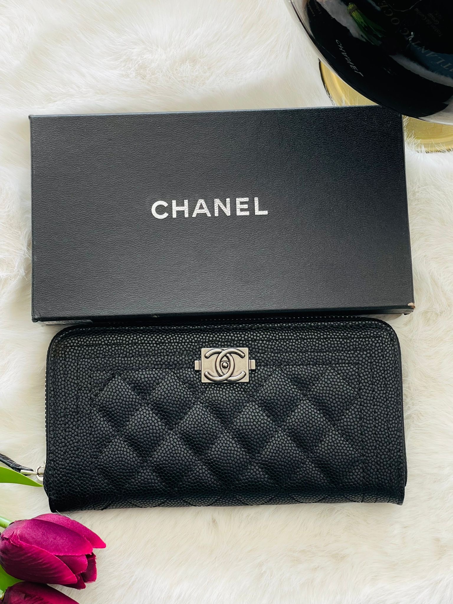 محفظة شانيل✨جلد خشن شعار فضي✨مع سحاب داخلي