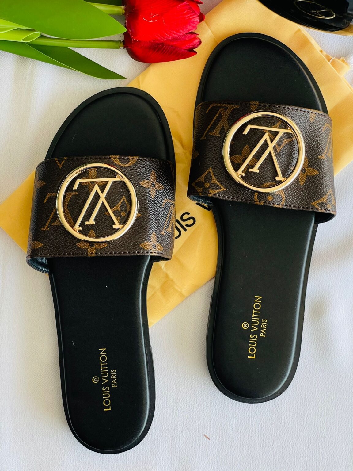 سليبر لوي ڤيتون ✨ مع شعار دائري