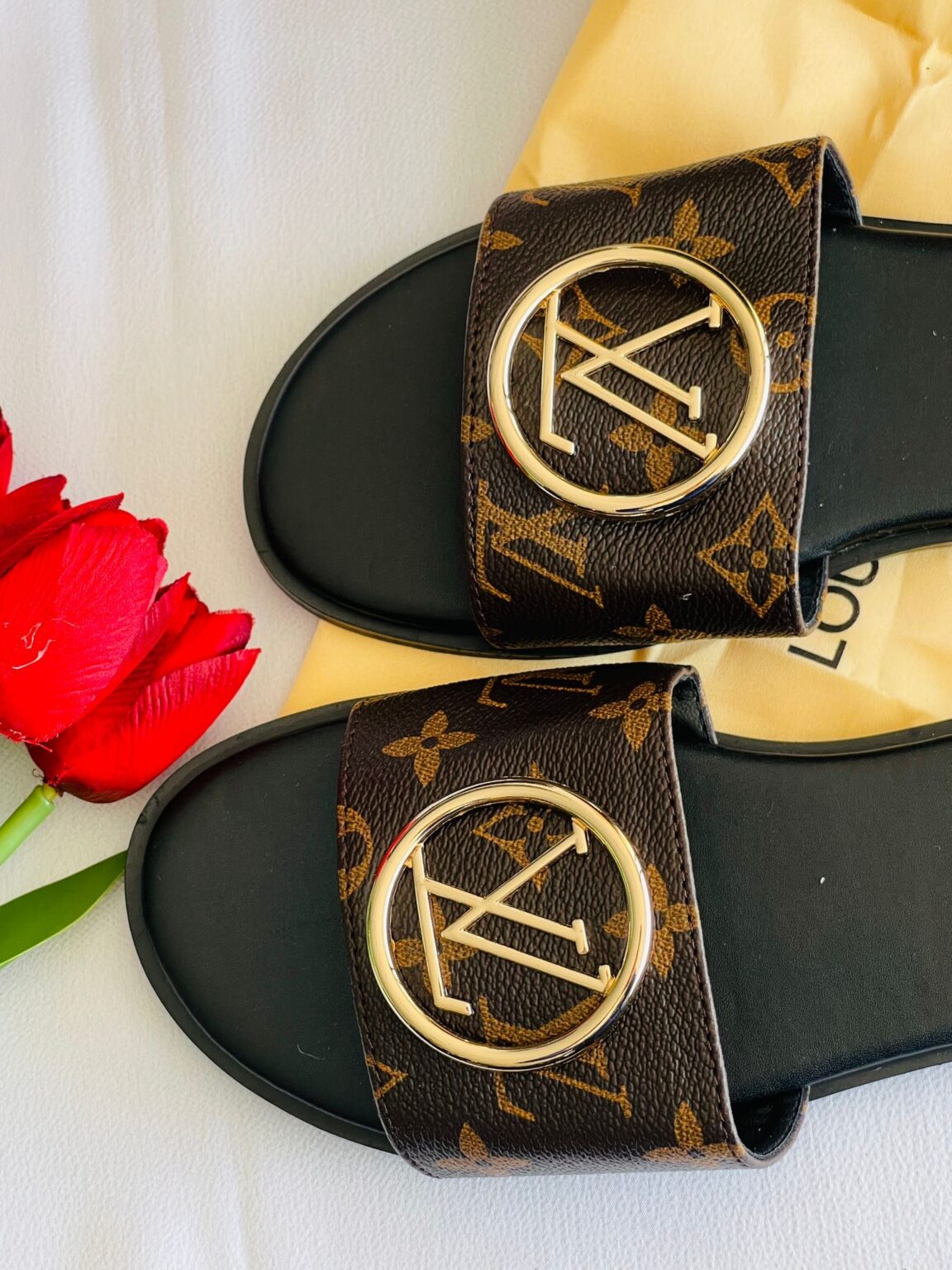 سليبر لوي ڤيتون ✨ مع شعار دائري