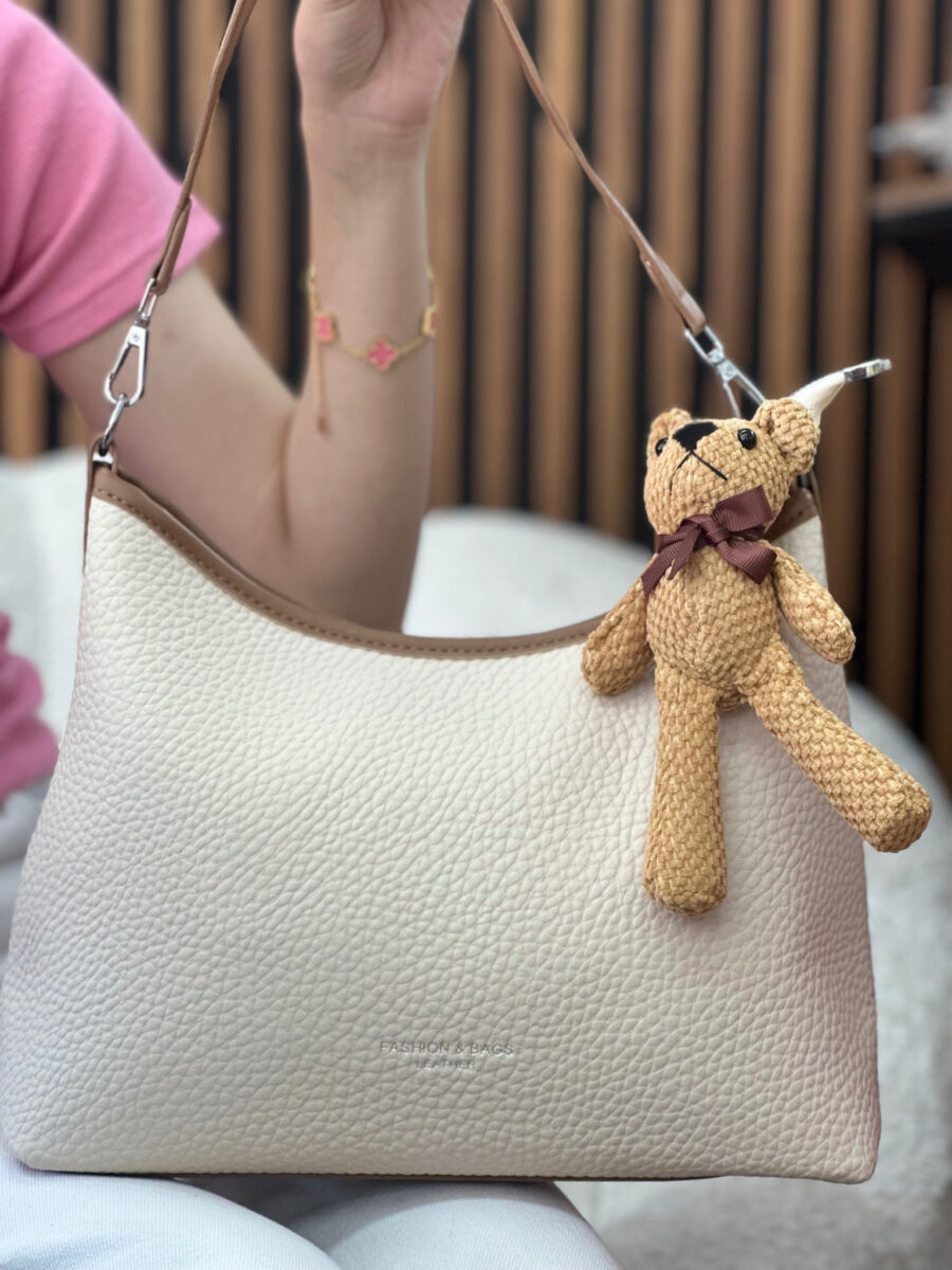 شنط عملي حجم وسط مع ميدالية دبدوب