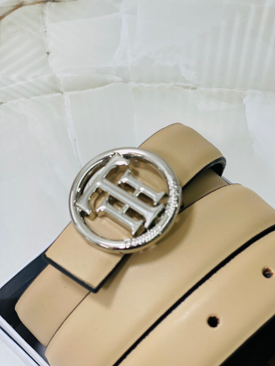 قشط من تومي مع بوكس - لون بيج هاردوير فضي