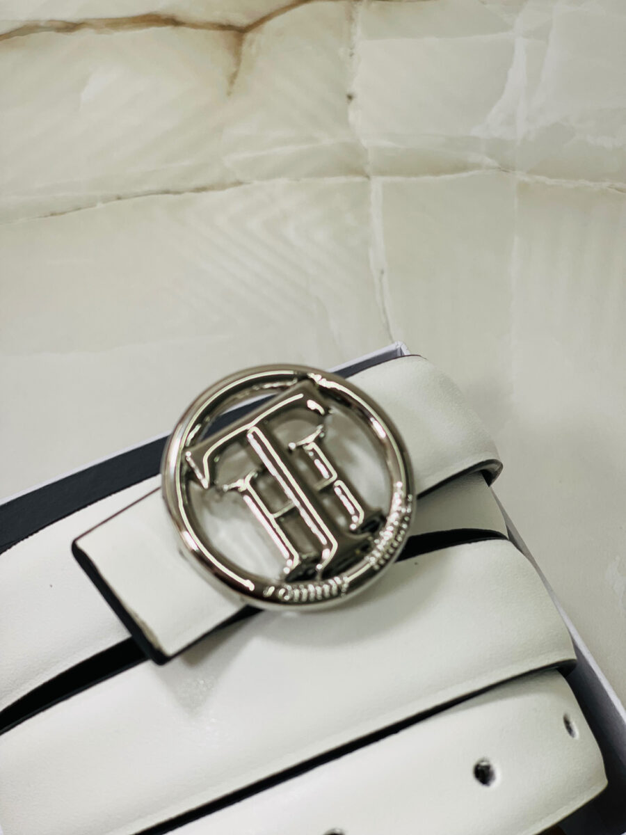 قشط من تومي مع بوكس - لون ابيض هاردوير فضي