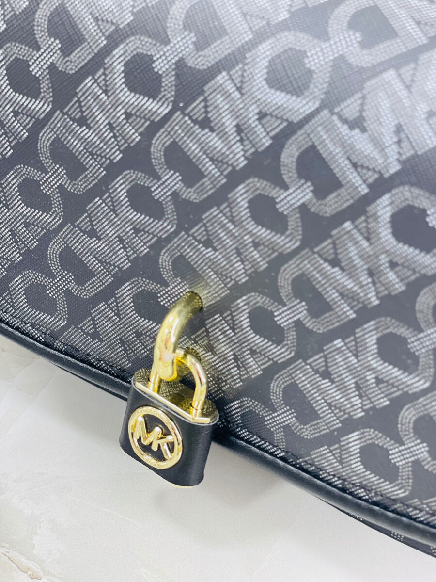 شنطة من مايكل كورس قاعدة 23 سم مع بوكس - لون اسود