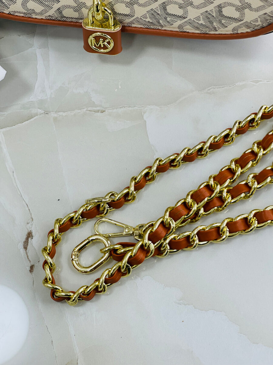 شنطة من مايكل كورس قاعدة 23 سم مع بوكس - لون ابيض مع بني