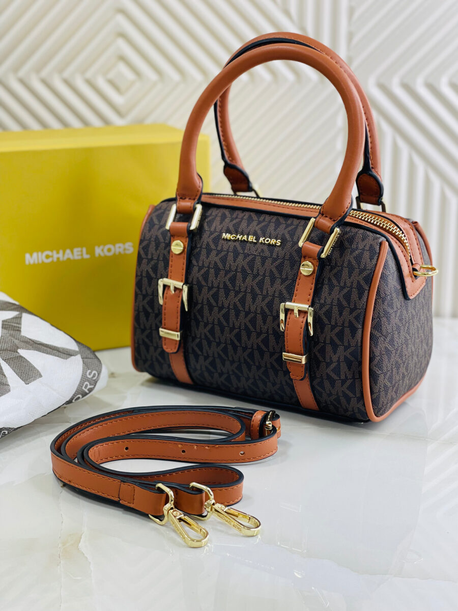 شنطة من مايكل كورس قاعدة 20 سم مع بوكس - لون بني مع عسلي