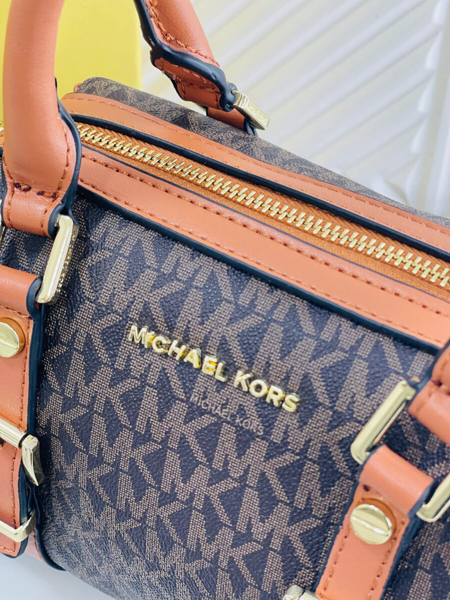 شنطة من مايكل كورس قاعدة 20 سم مع بوكس - لون بني مع عسلي