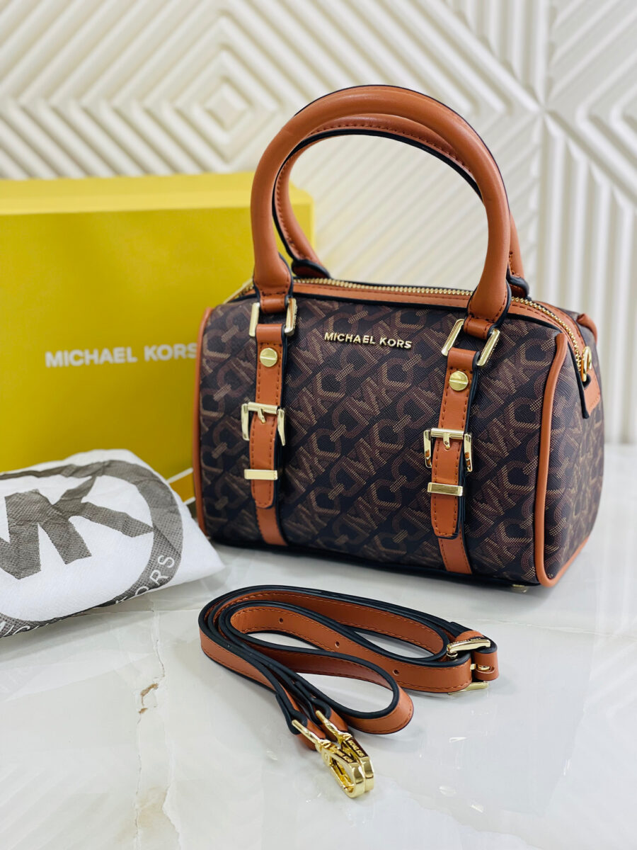 شنطة من مايكل كورس قاعدة 20 سم مع بوكس - لون بني مع عسلي