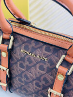 شنطة من مايكل كورس قاعدة 20 سم مع بوكس - لون بني مع عسلي