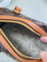 شنطة من مايكل كورس قاعدة 20 سم مع بوكس - لون بني مع عسلي