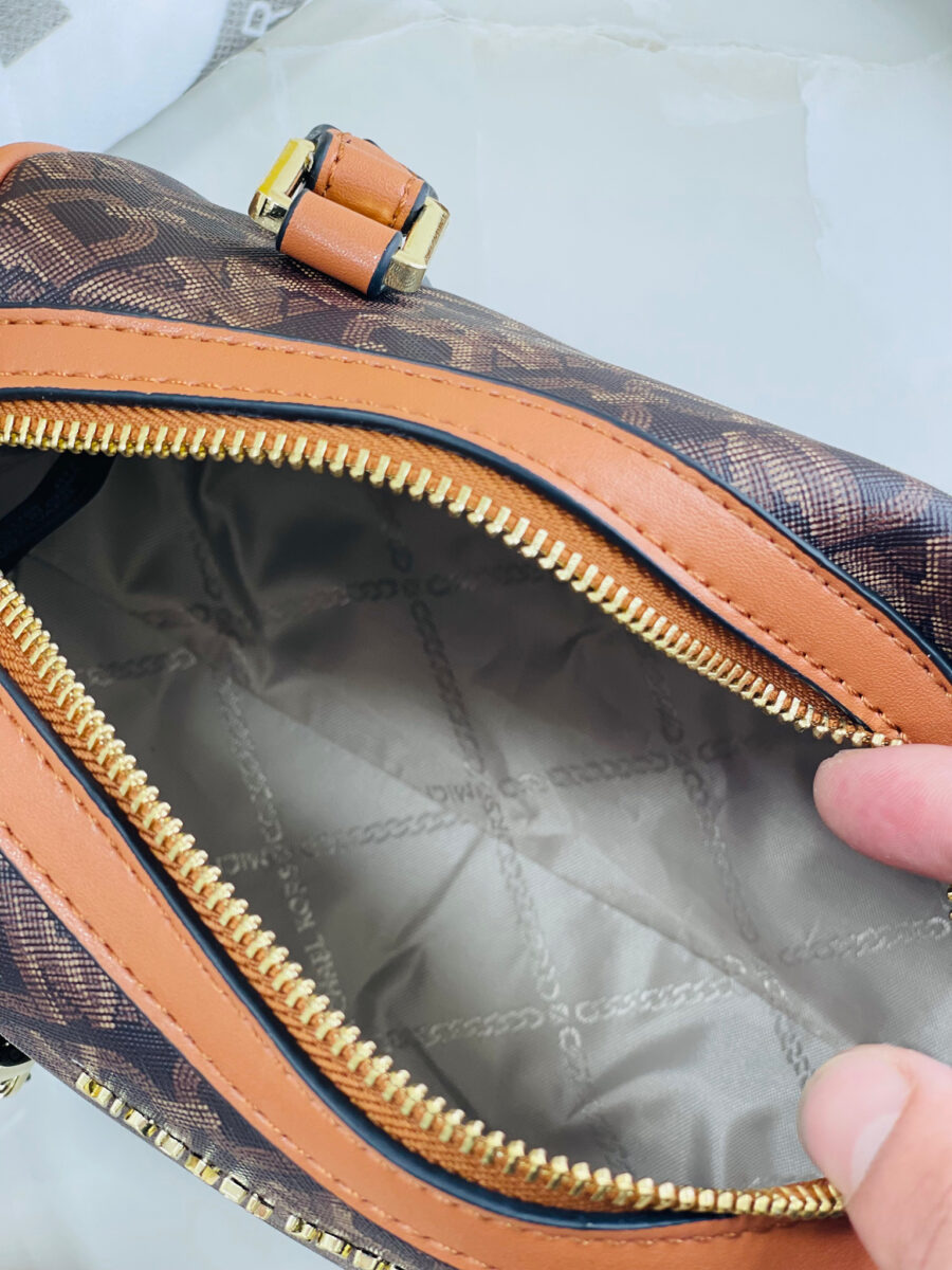 شنطة من مايكل كورس قاعدة 20 سم مع بوكس - لون بني مع عسلي