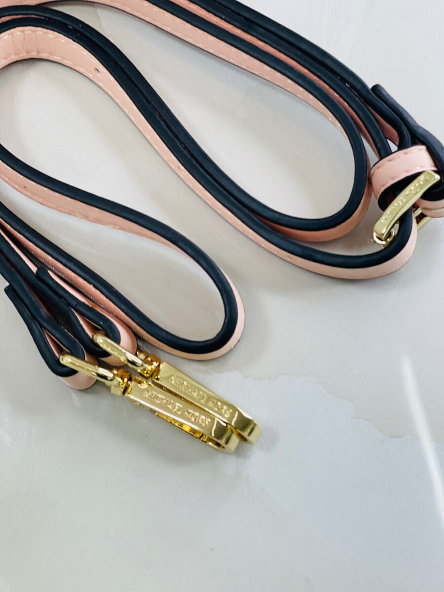 شنطة من مايكل كورس قاعدة 20 سم مع بوكس - ابيض مع عسلي