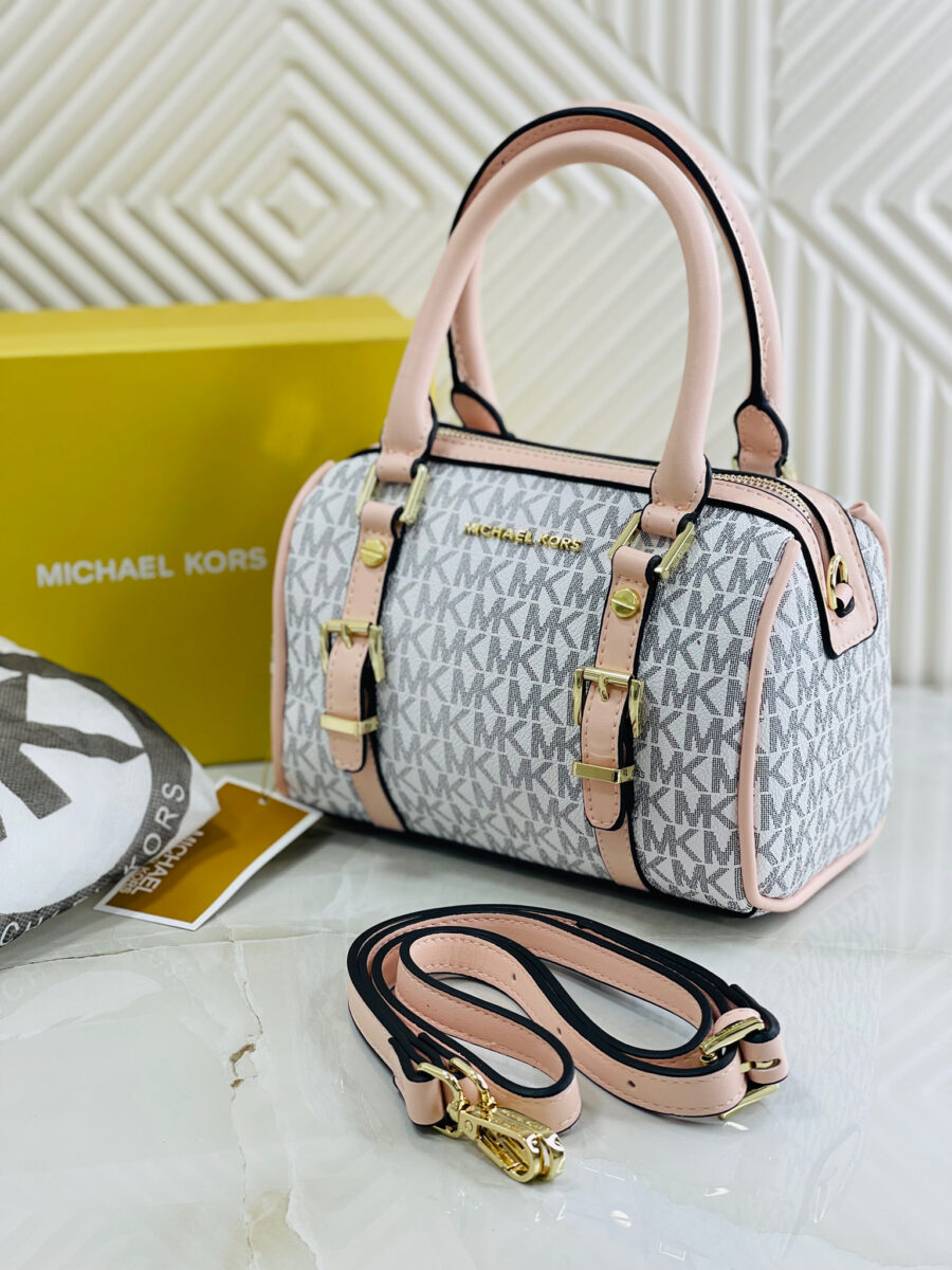 شنطة من مايكل كورس قاعدة 20 سم مع بوكس - ابيض مع عسلي