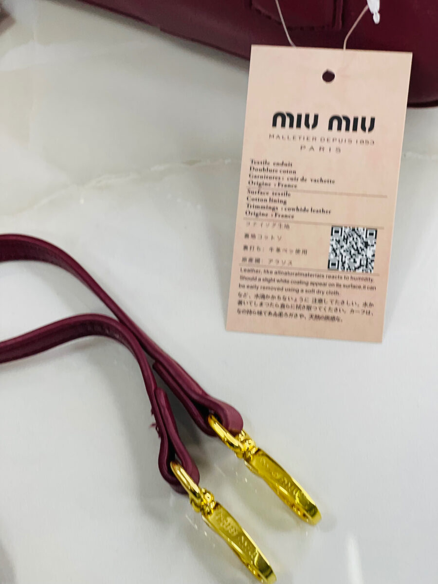 شنطة  من ميو ميو قاعدة 22 سم مع بوكس - لون برغندي