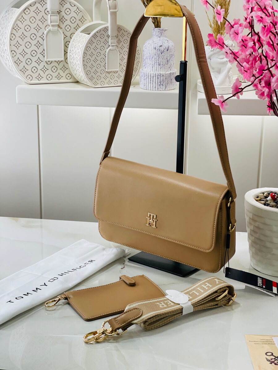 شنطة من تومي قاعدة 26 سم - لون بيج