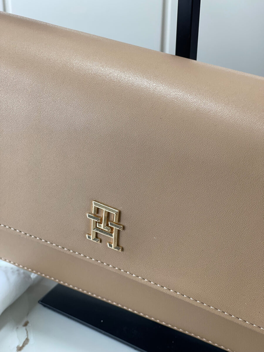 شنطة من تومي قاعدة 26 سم - لون بيج