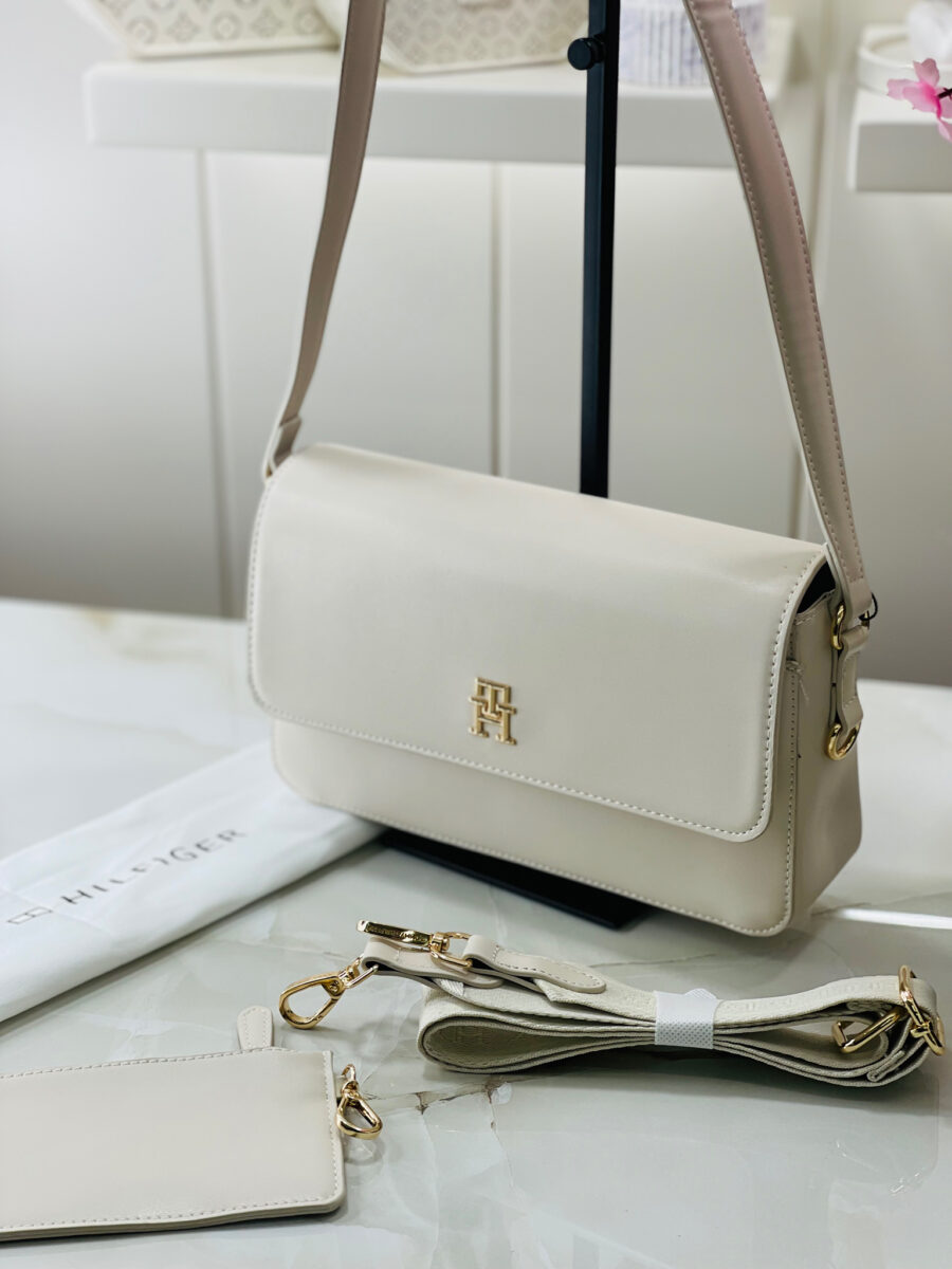 شنطة من تومي قاعدة 26 سم - لون اوف وايت