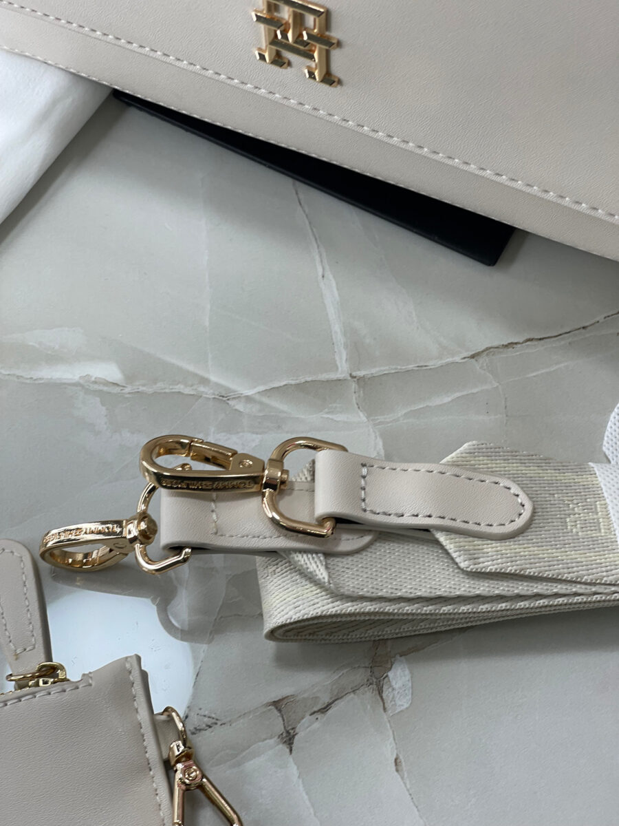 شنطة من تومي قاعدة 26 سم - لون اوف وايت