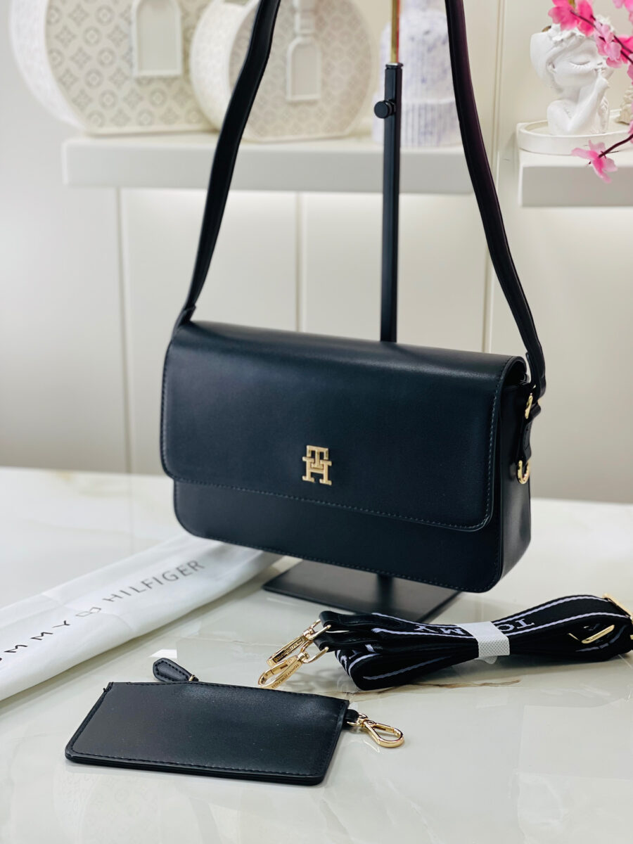 شنطة من تومي قاعدة 26 سم - لون اسود