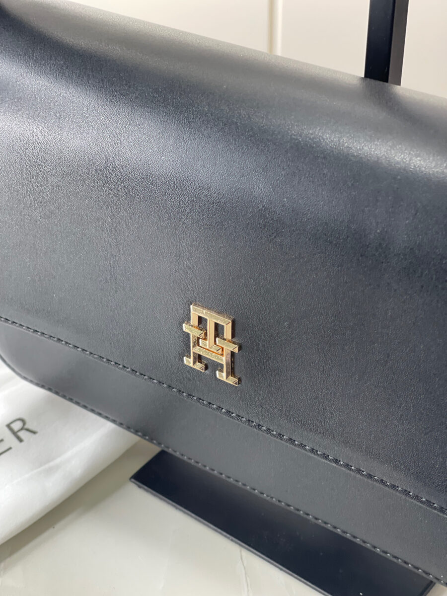 شنطة من تومي قاعدة 26 سم - لون اسود